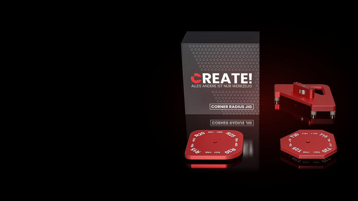 CREATE! Corner Radius Jig mit Verpackung, roter Frässchablone und zwei Radius-Platten auf schwarzem Glas