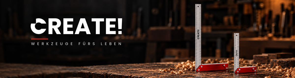 Zwei CREATE! Stahl-Anschlagwinkel 500 mm und 250 mm aufrecht auf einer Werkbank mit Hobelspänen