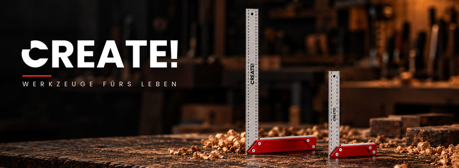 Zwei CREATE! Stahl-Anschlagwinkel 500 mm und 250 mm aufrecht auf einer Werkbank mit Hobelspänen